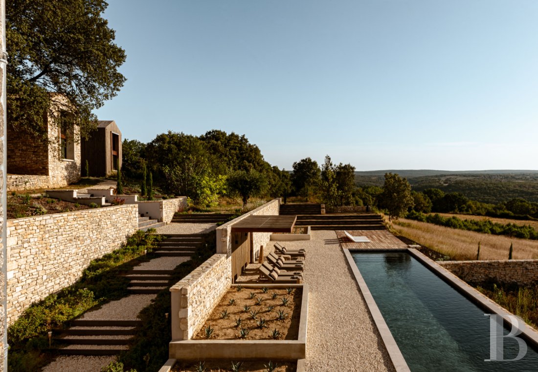 Dans le Gard, en bordure de l’Ardèche, un ancien mas restauré au milieu des oliviers, des vignes et des lavandes - photo  n°4